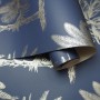 DUTCH WALLCOVERINGS Tapete mit tropischen Bäumen in Marineblau und Silber von DUTCH WALLCOVERINGS, Bemaltes Papier - Ref: For...