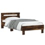 Cama con cabecero madera de ingeniería roble ahumado 90x190 cm de , Camas y somieres - Ref: Foro24-838565, Precio: 75,84 €, D...