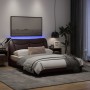 Estructura de cama con luces LED tela marrón oscuro 140x200 cm de , Camas y somieres - Ref: Foro24-3213707, Precio: 214,16 €,...