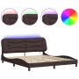 Estructura de cama con luces LED tela marrón oscuro 180x200 cm de , Camas y somieres - Ref: Foro24-3213721, Precio: 261,67 €,...