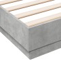 Estructura de cama madera de ingeniería gris hormigón 135x190cm de , Camas y somieres - Ref: Foro24-3209880, Precio: 131,60 €...