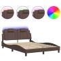 Estructura cama con luces LED cuero sintético marrón 120x200 cm de , Camas y somieres - Ref: Foro24-3214010, Precio: 202,59 €...