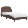 Cama con colchón cuero sintético marrón 100x200 cm de , Camas y somieres - Ref: Foro24-3208777, Precio: 306,36 €, Descuento: %