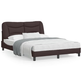 Estructura de cama con cabecero de tela marrón oscuro 140x190cm de , Camas y somieres - Ref: Foro24-3207768, Precio: 200,57 €...