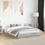 Estructura de cama con luces LED gris hormigón 135x190 cm de , Camas y somieres - Ref: Foro24-3209817, Precio: 144,91 €, Desc...