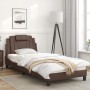 Estructura de cama con cabecero cuero sintético marrón 90x200cm de , Camas y somieres - Ref: Foro24-3208070, Precio: 143,99 €...