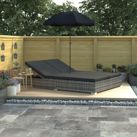 Double garden lounger with gray synthetic rattan parasol