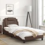 Estructura cama con luces LED cuero sintético marrón 90x200 cm de , Camas y somieres - Ref: Foro24-3213996, Precio: 167,86 €,...