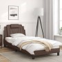 Estructura cama con luces LED cuero sintético marrón 90x190 cm de , Camas y somieres - Ref: Foro24-3213989, Precio: 144,84 €,...