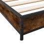 Estructura cama madera ingeniería metal roble ahumado 135x190cm de vidaXL, Camas y somieres - Ref: Foro24-845163, Precio: 84,...