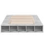 Estructura de cama madera de ingeniería gris hormigón 135x190cm de vidaXL, Camas y somieres - Ref: Foro24-3280499, Precio: 15...