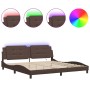 Estructura cama con luces LED cuero sintético marrón 200x200 cm de , Camas y somieres - Ref: Foro24-3214133, Precio: 215,31 €...