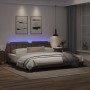 Estructura cama con luces LED cuero sintético marrón 200x200 cm de , Camas y somieres - Ref: Foro24-3214133, Precio: 215,31 €...