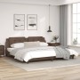 Estructura cama con luces LED cuero sintético marrón 200x200 cm de , Camas y somieres - Ref: Foro24-3214133, Precio: 215,31 €...