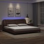 Estructura cama con luces LED cuero sintético marrón 200x200 cm de , Camas y somieres - Ref: Foro24-3213957, Precio: 256,91 €...