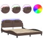 Estructura de cama con luces LED cuero PE marrón 160x200 cm de , Camas y somieres - Ref: Foro24-3214031, Precio: 229,14 €, De...