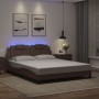 Estructura de cama con luces LED cuero PE marrón 160x200 cm de , Camas y somieres - Ref: Foro24-3214031, Precio: 229,14 €, De...