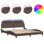 Estructura cama con luces LED cuero sintético marrón 180x200 cm de , Camas y somieres - Ref: Foro24-3214038, Precio: 238,83 €...