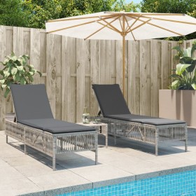 Liegestühle mit Tisch, 2 Stück, aus hellem grauem Kunststoff-Rattan. von , Liegen - Ref: Foro24-4002751, Preis: 267,99 €, Rab...